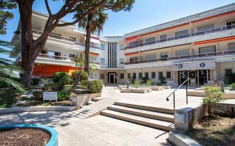 Le Corail: Bloem, Fabriek, Meubilair, Eigendom, Venster, Gebouw, Groen, Stoel, Tafel, Lucht