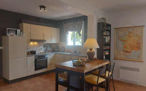 Villa Corale Villa 18: Möbel, Interior Design, Countertop, Küche, Flooring, Küchengerät, Stuhl, Cabinetry, Holz, Küche & Esszimmer Tisch