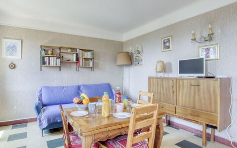 Les Vagues: Himmel, Pflanze, Möbel, Pflanzengemeinschaft, Tabelle, Natürliche Landschaft, Stuhl, Grundstueck, Gartenmöbel, Baum