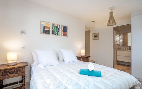 La Vigne: Himmel, Pflanze, Möbel, Pflanzengemeinschaft, Tabelle, Natürliche Landschaft, Stuhl, Grundstueck, Gartenmöbel, Baum