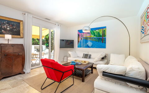 La Vigne: Himmel, Pflanze, Möbel, Pflanzengemeinschaft, Tabelle, Natürliche Landschaft, Stuhl, Grundstueck, Gartenmöbel, Baum