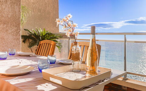 Le Parc Massolin: Agua, Cielo, Nube, Propiedad, Mueble, Mesa, Azur, Planta, Vajilla, Mueble Para Exteriores