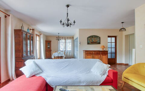 L'Arbousier: Eigentum, Möbel, Tabelle, Bilderrahmen, Gebäude, Cabinetry, Komfort, Holz, Kissen, Interior Design