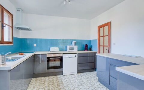 L'Arbousier: Zapfhahn, Cabinetry, Countertop, Sinken, Spüle, Armatur, Zimmerpflanze, Azurblau, Küche, Holz