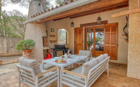 L'Arbousier: Möbel, Pflanze, Eigentum, Tabelle, Gebäude, Blumentopf, Stuhl, Tür, Interior Design, Holz