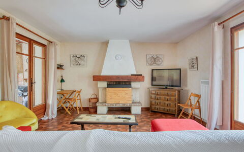 L'Arbousier: Möbel, Bilderrahmen, Tabelle, Gebäude, Holz, Fenster, Stuhl, Cabinetry, Interior Design, Fussboden