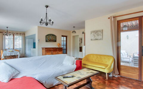 L'Arbousier: Bilderrahmen, Möbel, Gebäude, Komfort, Holz, Beleuchtung, Interior Design, Wohnzimmer, Flooring, Fussboden