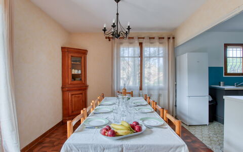 L'Arbousier: Cabinetry, Möbel, Tabelle, Eigentum, Holz, Beleuchtung, Stuhl, Interior Design, Fenster, Gebäude