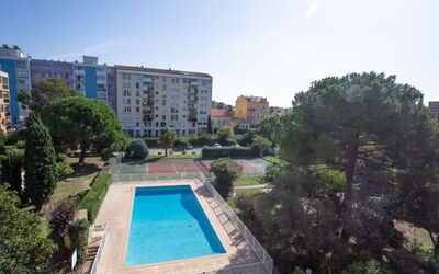 Hyères 250: Daytime, Gebäude, Baum, Schwimmbad, Wohngebiet, Wohnung, Stadt, Nachbarschaft, Eigentumswohnung, Urban Design