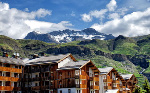 Orcières-Merlette 510: Nuage, Ciel, Plante, Bâtiment, Fenêtre, Maison, Lot Terre, Arbre, Herbe, Chalet