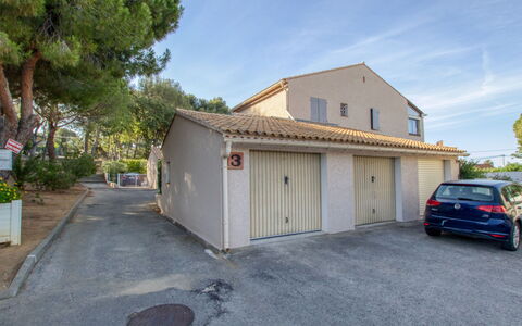 La Cadière: Bygning, Himmel, Plante, Sky, Ejendom, Køretøj, Bil, Hjul, Hus