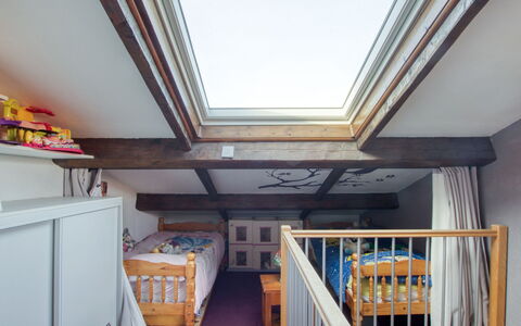 La Cadière: Bygning, Træ, Indretning, Etage, Gulvbelægning, Line, Reoler, Hus, Ejendom, Hårdttræ