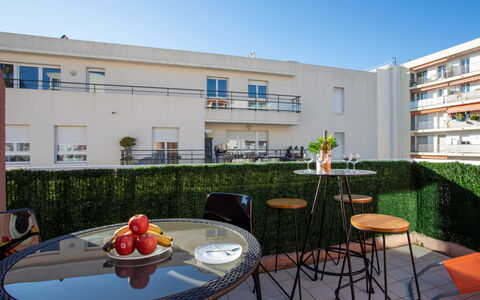 Villa Emeraude: Pianta, Acqua, Nube, Cielo, Costruzione, Piscina, Albero, Shade, Urban Design, Tempo Libero