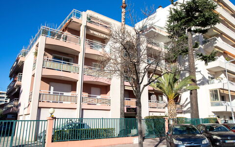 Villa Emeraude: Pianta, Acqua, Nube, Cielo, Costruzione, Piscina, Albero, Shade, Urban Design, Tempo Libero