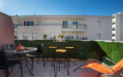 Villa Emeraude: Pianta, Acqua, Nube, Cielo, Costruzione, Piscina, Albero, Shade, Urban Design, Tempo Libero