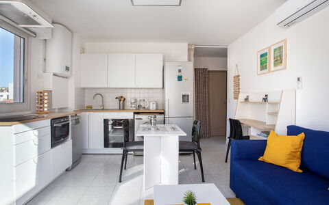 Villa Emeraude: Pianta, Acqua, Nube, Cielo, Costruzione, Piscina, Albero, Shade, Urban Design, Tempo Libero