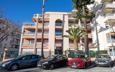 Villa Emeraude: Pianta, Acqua, Nube, Cielo, Costruzione, Piscina, Albero, Shade, Urban Design, Tempo Libero