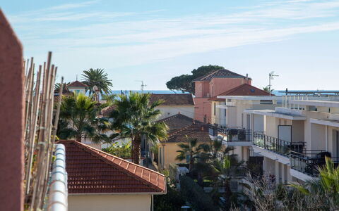 Villa Emeraude: Pianta, Acqua, Nube, Cielo, Costruzione, Piscina, Albero, Shade, Urban Design, Tempo Libero