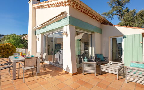 Les Chèvrefeuilles: Cielo, Propiedad, Mueble, Planta, Árbol, Sombra, Edificio, Madera, Arquitectura, Diseño De Interiores