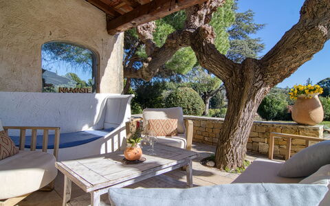 La Bastide de Magdeleine: Mesa, Mueble, Propiedad, Cielo, Edificio, Sofá, Azur, Nube, Sombra, Diseño De Interiores