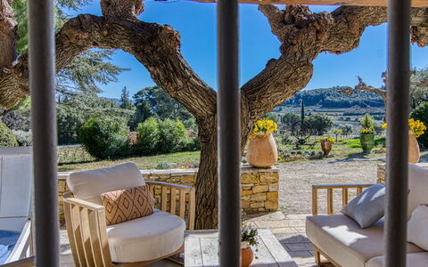 La Bastide de Magdeleine: Mesa, Mueble, Propiedad, Cielo, Edificio, Sofá, Azur, Nube, Sombra, Diseño De Interiores