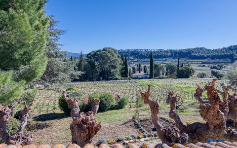 La Bastide de Magdeleine: Mesa, Mueble, Propiedad, Cielo, Edificio, Sofá, Azur, Nube, Sombra, Diseño De Interiores