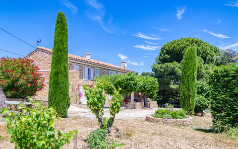 La Bastide de Magdeleine: Planta, Cielo, Nube, Edificio, Paisaje Natural, Ventana, Barrio Residencial, Hierba, Arbusto, Paisaje