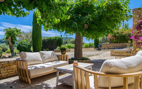 La Bastide de Magdeleine: Mueble, Planta, Propiedad, Cielo, Azur, Mueble Para Exteriores, Diseño De Interiores, Sombra, Árbol, Ocio