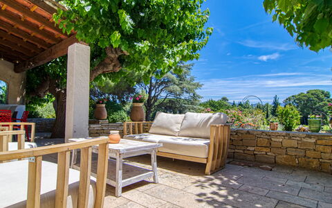 La Bastide de Magdeleine: Mesa, Mueble, Propiedad, Planta, Cielo, Azur, Nube, Mueble Para Exteriores, Madera, Sombra