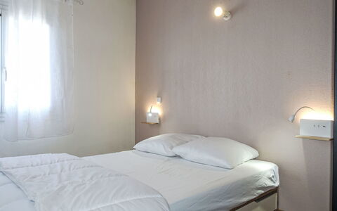 Bonnegrace: Cama, Habitación, Lecho, Pared, Diseño De Interiores, Sábana, Mueble, Techo, Linos, Habitación