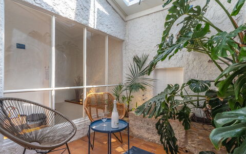 La Quiètude: Himmel, Eigentum, Tabelle, Gebäude, Baum, Holz, Schatten, Stuhl, Die Architektur, Interior Design