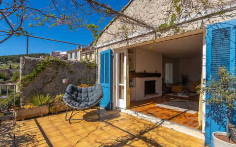 La Quiètude: Himmel, Eigentum, Tabelle, Gebäude, Baum, Holz, Schatten, Stuhl, Die Architektur, Interior Design