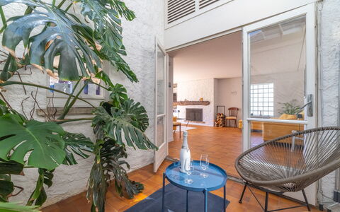 La Quiètude: Himmel, Eigentum, Tabelle, Gebäude, Baum, Holz, Schatten, Stuhl, Die Architektur, Interior Design