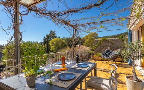 La Quiètude: Himmel, Eigentum, Tabelle, Gebäude, Baum, Holz, Schatten, Stuhl, Die Architektur, Interior Design