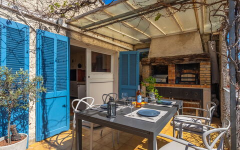 La Quiètude: Himmel, Eigentum, Tabelle, Gebäude, Baum, Holz, Schatten, Stuhl, Die Architektur, Interior Design