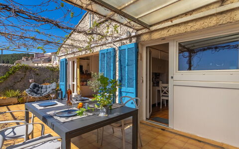 La Quiètude: Himmel, Eigentum, Tabelle, Gebäude, Baum, Holz, Schatten, Stuhl, Die Architektur, Interior Design