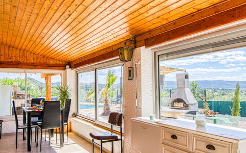 Les Lauriers Blancs: Eigendom, Meubilair, Cabinetry, Stoel, Lade, Schaduw, Hout, Verlichting, Venster, Fabriek