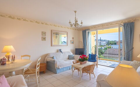 Six Fours 520: Meubilair, Tafel, Eigendom, Stoel, Azure, Venster, Gebouw, Interieur Ontwerp, Verlichting, Geel