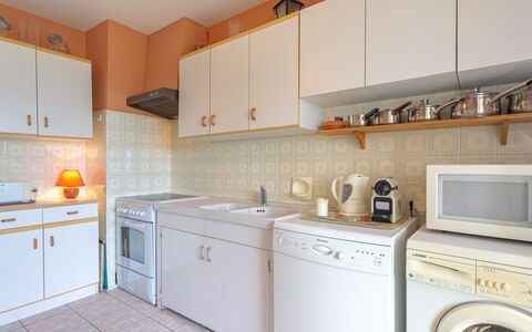 Six Fours 520: Wasruimte, Cabinetry, Eigendom, Countertop, Meubilair, Fornuis, Keuken, Wasmachine, Gebouw, Wasdroger