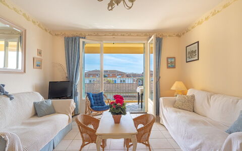 Six Fours 520: Meubilair, Eigendom, Venster, Tafel, Gebouw, Blauw, Azure, Hout, Verlichting, Kamerplant