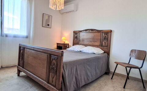 Six Fours 520: Meubilair, Bed, Interieur Ontwerp, Slaapkamer, Bedding, Laken, Hout, Verdieping, Flooring, Kamer