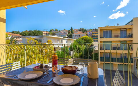 Six Fours 520: Tafel, Meubilair, Tableware, Stoel, Blauw, Interieur Ontwerp, Fabriek, Verdieping, Gebouw, Buitenmeubels