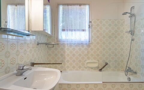 Six Fours 520: Kraan, Loodgieterswerkinrichting, Eigendom, Venster, Gebouw, Wastafel, Badkamer, Douchekop, Wastafel In De Badkamer, Spiegel