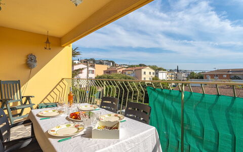 Six Fours 520: Lucht, Tafel, Eigendom, Meubilair, Tableware, Wolk, Stoel, Azure, Schaduw, Tafelkleed