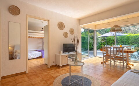 Helios: Tafel, Meubilair, Fabriek, Stoel, Hout, Interieur Ontwerp, Gebouw, Flooring, Verdieping