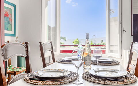 Le Palais Foch: Tableware, Tafel, Meubilair, Eigendom, Drinkware, Venster, Gebouw, Dishware, Glaswerk, Tafelkleed