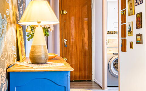 Chez Lucie: Möbel, Eigentum, Cabinetry, Blau, Holz, Orange, Textil, Beleuchtung, Interior Design, Fussboden