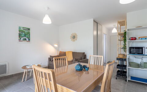 Canopy: Bord, Møbel, Ejendom, Stol, Azure, Træ, Belysning, Indretning, Gulvbelægning, Etage