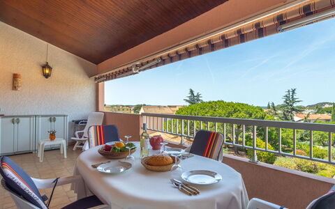 Les Myrtilles: Bord, Møbel, Ejendom, Stol, Plante, Himmel, Bordservice, Skygge, Bygning, Indretning