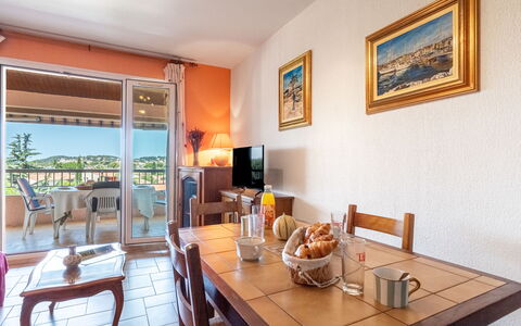 Les Myrtilles: Bord, Møbel, Ejendom, Billedramme, Stol, Bygning, Bordservice, Indretning, Træ, Køkken & Spisebord